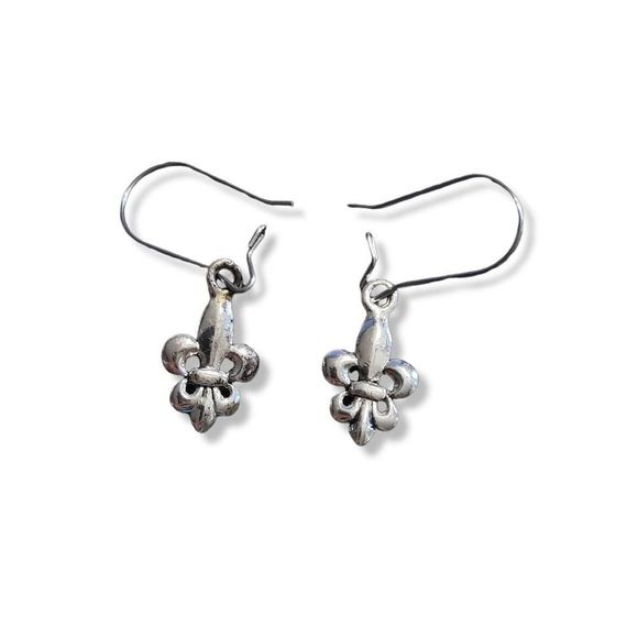 Antiqued Silver-Tone Fleur de Lis drop dangle pierced Earrings - Picture 4 of 5